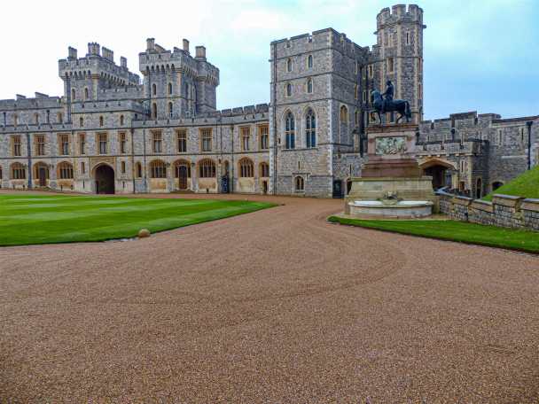 Blick auf den Südflügel am oberen Hof des Schlosses von Windsor oberer hof ausflug southampton kreuzfahrt windsor